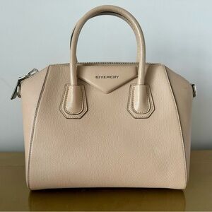 Givenchy 
Sugar Goatskin Small Antigona Beige Camel